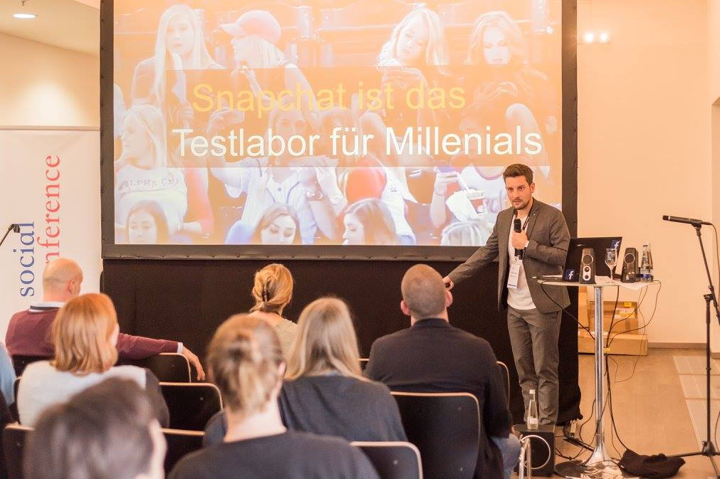 Christoph Assmann vor Publikum auf der Social Conference