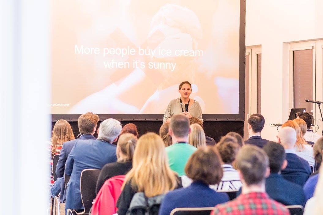 Christiane Kaiser auf der Social Conference vor Publikum